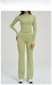 Dettaglio del set yoga rosa antico con top a zip e pantaloni sportivi a campana