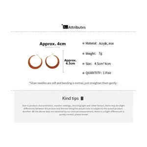 Dettaglio orecchini a cerchio in acrilico tartarugato con dimensioni di 4,5x4 cm