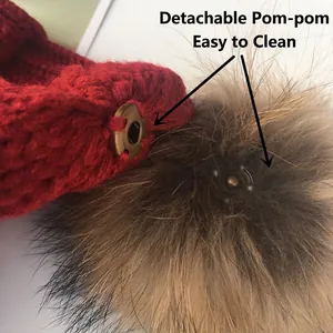 Rote Strickmütze mit abnehmbarem braunem Kunstfell-Bommel und Druckknopf-Detail