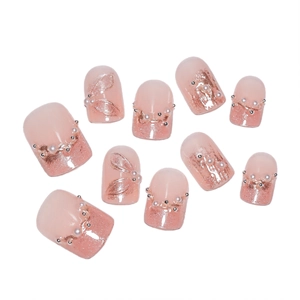 Faux ongles œil de chat rose avec perles, paillettes et rubans dorés élégants