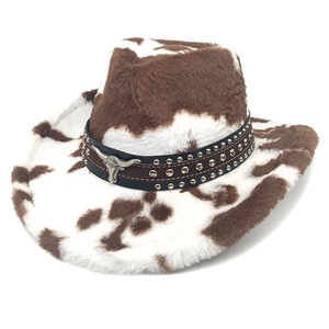 Detail van westernhoed met koeienprint, zilveren studs en een metalen stierenkop gesp