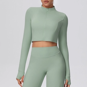 Details einer mintgrünen Yoga-Jacke mit Reißverschluss und Daumenlöchern zum Laufen im Freien