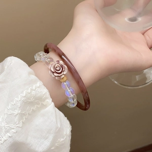 Ensemble élégant de jonc en résine ambre et bracelet de perles avec breloque fleur