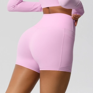 Gros plan du short de yoga rose à taille haute avec poches latérales et tissu élastique
