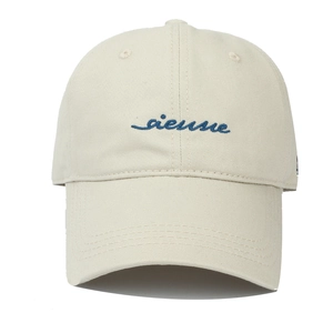Détail de la broderie sienne bleue sur une casquette de baseball en coton crème
