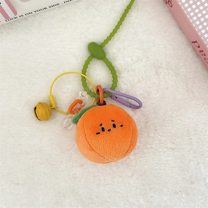 Détail d'un porte-clés orange en peluche avec clochette, clip violet et sangle verte