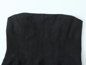 Gros plan d'un haut bandeau noir en suédine avec détails de coutures à panneaux chic