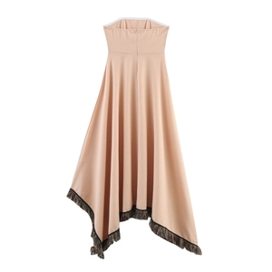 Abito lungo senza spalline boho beige con frange e un orlo asimmetrico elegante
