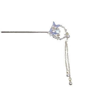 Épingle à cheveux papillon argentée vintage avec pompons violets et perles sur blanc
