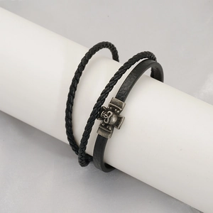 Bracelet multicouche en cuir tressé noir avec un crâne vintage et une croix argentée