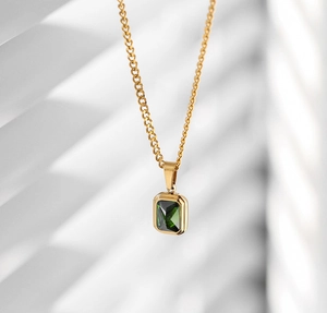 Macro di collana placcata oro 18 carati con ciondolo in gemma verde taglio smeraldo