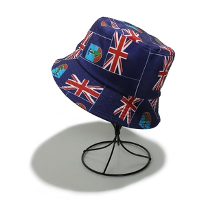 Détail de l'imprimé Union Jack et blason sur le tissu bleu d'un chapeau bob adulte