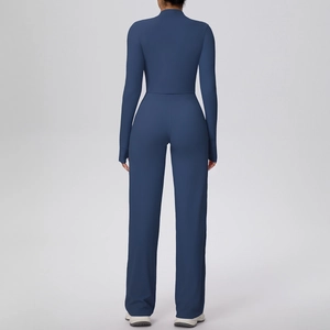 Vue arrière d'un ensemble de yoga bleu foncé avec manches passe-pouce et pantalon large