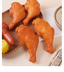 Dettaglio di finte cosce di pollo fritto realistiche con trama di pelle croccante