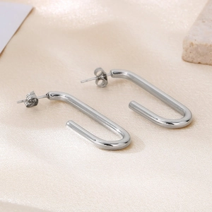 Vue détaillée des boucles d'oreilles en acier inoxydable argenté en forme de U