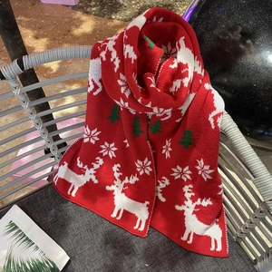 Feestelijke rode kerstgebreide sjaal met witte rendieren en groene boommotieven