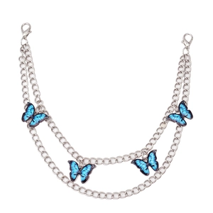 Zweilagige silberne Metallkette mit vier blauen Schmetterlingsanhängern und Karabinern