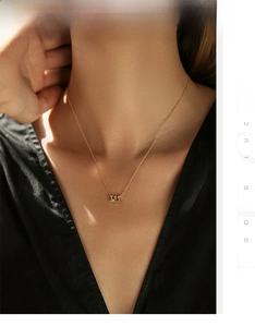 Détail du collier 925 argent chiffre 111 avec strass sur modèle sous lumière naturelle