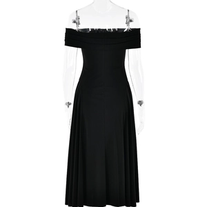 Vue arrière d'une élégante robe midi noire à épaules dénudées en coupe A sur un mannequin