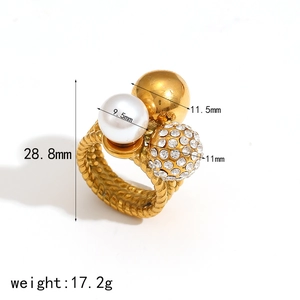 Bague torsadée plaquée or 18k avec perle, boule dorée et sphère en cristal brillant