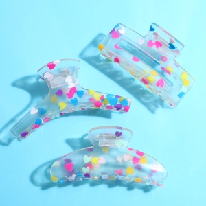 Transparente Acryl Haarklammer mit bunten Herzen für stilvolles und sicheres Halten.