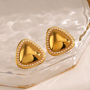 Boucles d'oreilles triangulaires dorées avec perles sur fond de verre ondulé