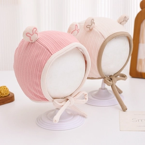 Bonnets bébé roses et beiges avec oreilles de lapin et texture côtelée en coton
