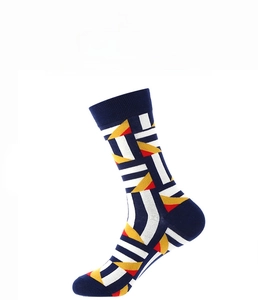 Nahaufnahme der geometrisch gemusterten Crew-Socken mit gerippten Bündchen und Baumwolle