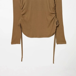 Brown long sleeve lace-up T-shirt with drawstring side ruching and curved hem