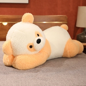 Gros plan sur la texture douce en peluche sherpa du doudou ours dans une chambre cosy