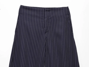 Detailansicht der dunkelblauen vertikal gestreiften Leinenhose mit glattem Bunddesign