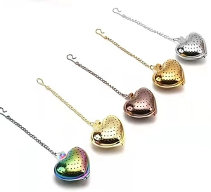 Detail van vijf verschillende kleuren hartvormige roestvrijstalen theezeefjes