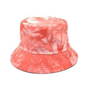 Détail de la texture en coton tie-dye sur un chapeau bob corail et blanc moderne