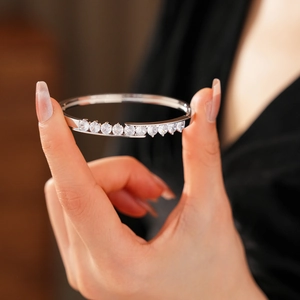 Détail du bracelet cœur géométrique en argent avec zircons brillants et fini poli