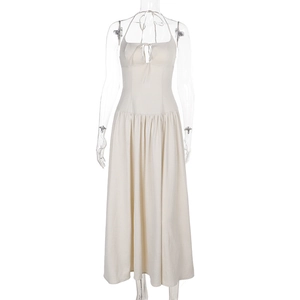 Détail de robe maxi dos nu crème avec découpe frontale et taille haute plissée