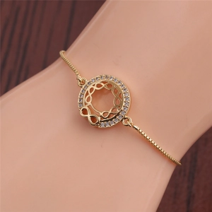 Dettaglio del bracciale dorato regolabile con simbolo dell'infinito e micro zirconi