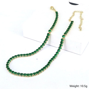 Chic gold tennis necklace with emerald green cubic zirconia in a minimalist style