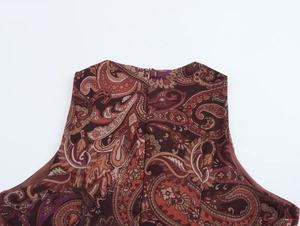 Dettaglio di un abito in chiffon paisley che mostra lo scollo posteriore e la zip invisibile