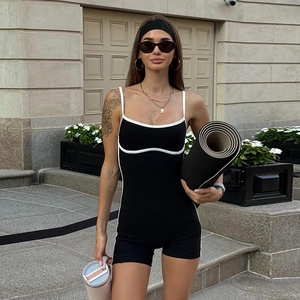 Tutina attillata con schiena scoperta in contrasto bianco e nero per yoga e fitness