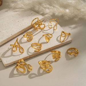 Bagues minimalistes en acier inoxydable plaqué or 18K aux formes géométriques et ondulées