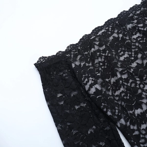 Détails en gros plan de la texture de dentelle florale noire de cette robe courte