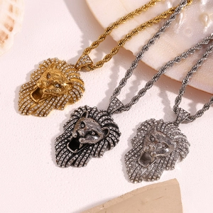 Vue détaillée des pendentifs tête de lion hip hop en or, argent et bronze avec strass