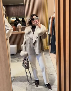 Selfie miroir montrant le manteau en laine gris clair avec col et poignets en fourrure