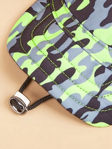 Dettaglio cappello mimetico per cani con accenti verde neon e fibbia in metallo