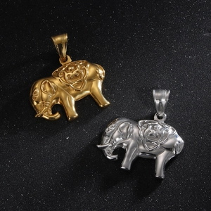 Détail de pendentifs éléphants en or et argent avec une texture métallique lisse et brillante