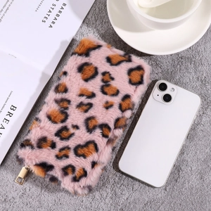 Portafoglio di peluche leopardato rosa con cerniera dorata su sfondo elegante grigio