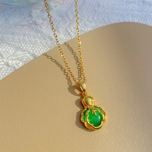 Collier élégant en titane doré avec pendentif chou vert sur fond en cuir beige texturé