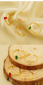 Détails de bagues ajustables dorées avec texture martelée et pierres de zircon colorées