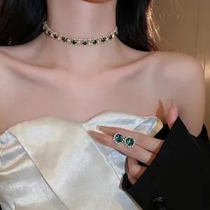 Parure de bijoux de luxe avec cristaux vert émeraude et diamants sur base dorée