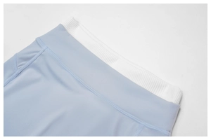 Détail macro du short de yoga montrant les coutures plates et la taille haute côtelée